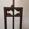 Chinesische Imperial Stehlampe mit weißem Stoffschirm und handgeschnitztem Holzfuß, 20. Jh.