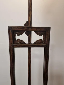 Chinesische Imperial Stehlampe mit weißem Stoffschirm und handgeschnitztem Holzfuß, 20. Jh.