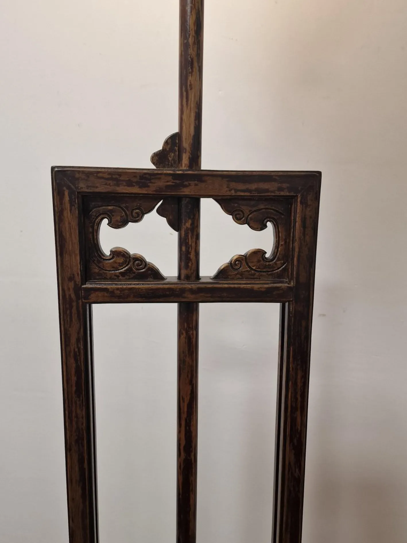Chinesische Imperial Stehlampe mit weißem Stoffschirm und handgeschnitztem Holzfuß, 20. Jh.