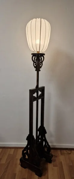 Chinesische Imperial Stehlampe mit weißem Stoffschirm und handgeschnitztem Holzfuß, 20. Jh.
