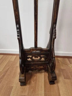 Chinesische Imperial Stehlampe mit weißem Stoffschirm und handgeschnitztem Holzfuß, 20. Jh.