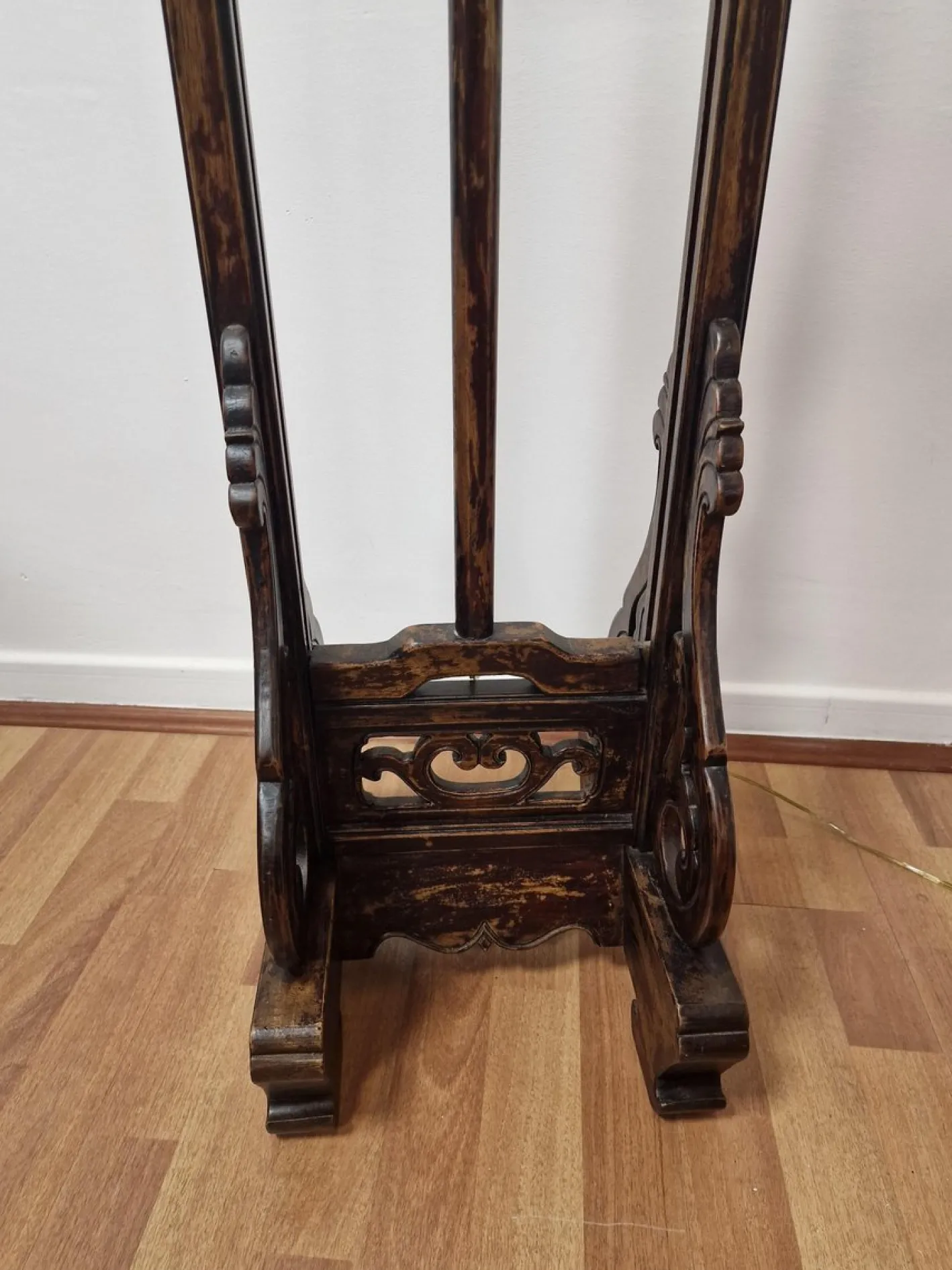 Chinesische Imperial Stehlampe mit weißem Stoffschirm und handgeschnitztem Holzfuß, 20. Jh.