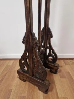 Chinesische Imperial Stehlampe mit weißem Stoffschirm und handgeschnitztem Holzfuß, 20. Jh.