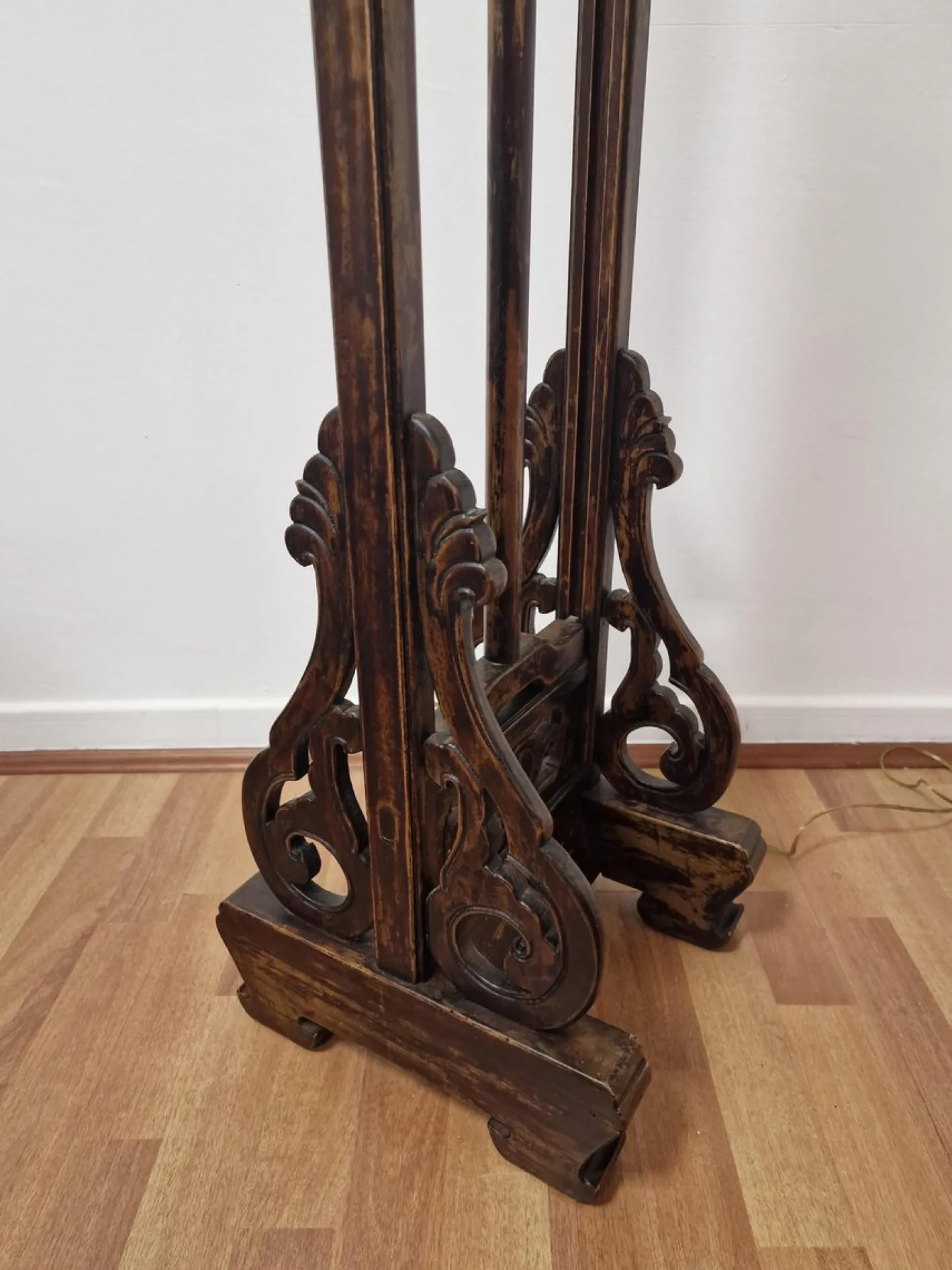 Chinesische Imperial Stehlampe mit weißem Stoffschirm und handgeschnitztem Holzfuß, 20. Jh.