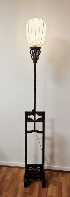 Chinesische Imperial Stehlampe mit weißem Stoffschirm und handgeschnitztem Holzfuß, 20. Jh.