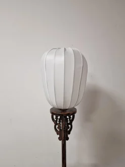 Chinesische Imperial Stehlampe mit weißem Stoffschirm und handgeschnitztem Holzfuß, 20. Jh.