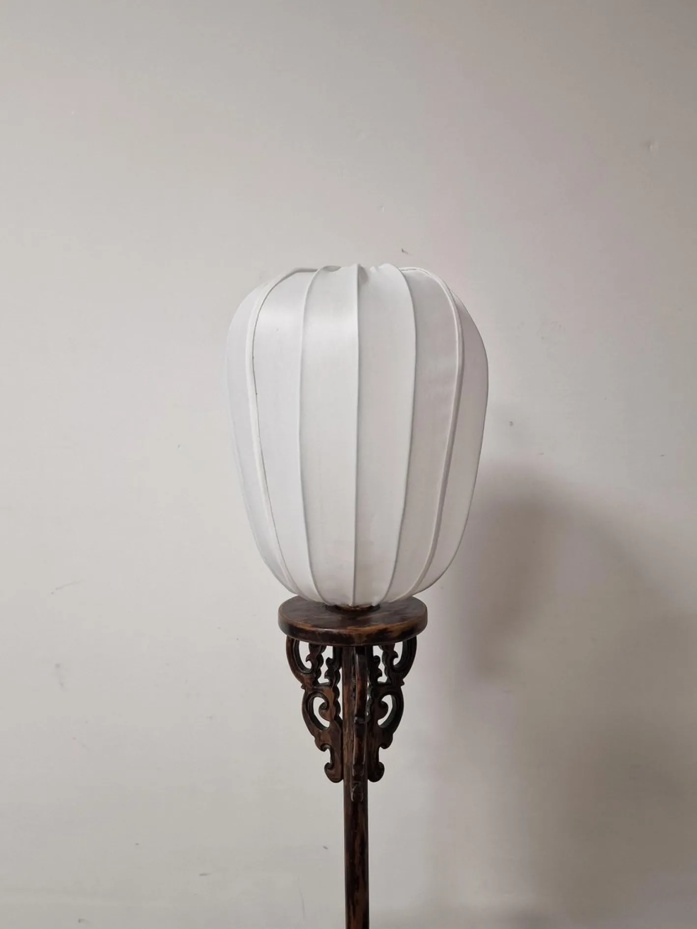 Chinesische Imperial Stehlampe mit weißem Stoffschirm und handgeschnitztem Holzfuß, 20. Jh.