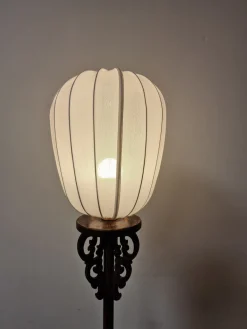 Chinesische Imperial Stehlampe mit weißem Stoffschirm und handgeschnitztem Holzfuß, 20. Jh.