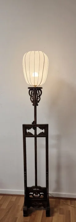 Chinesische Imperial Stehlampe mit weißem Stoffschirm und handgeschnitztem Holzfuß, 20. Jh.