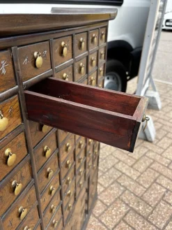 Chinesischer Apothekerschrank mit 69 Schubladen