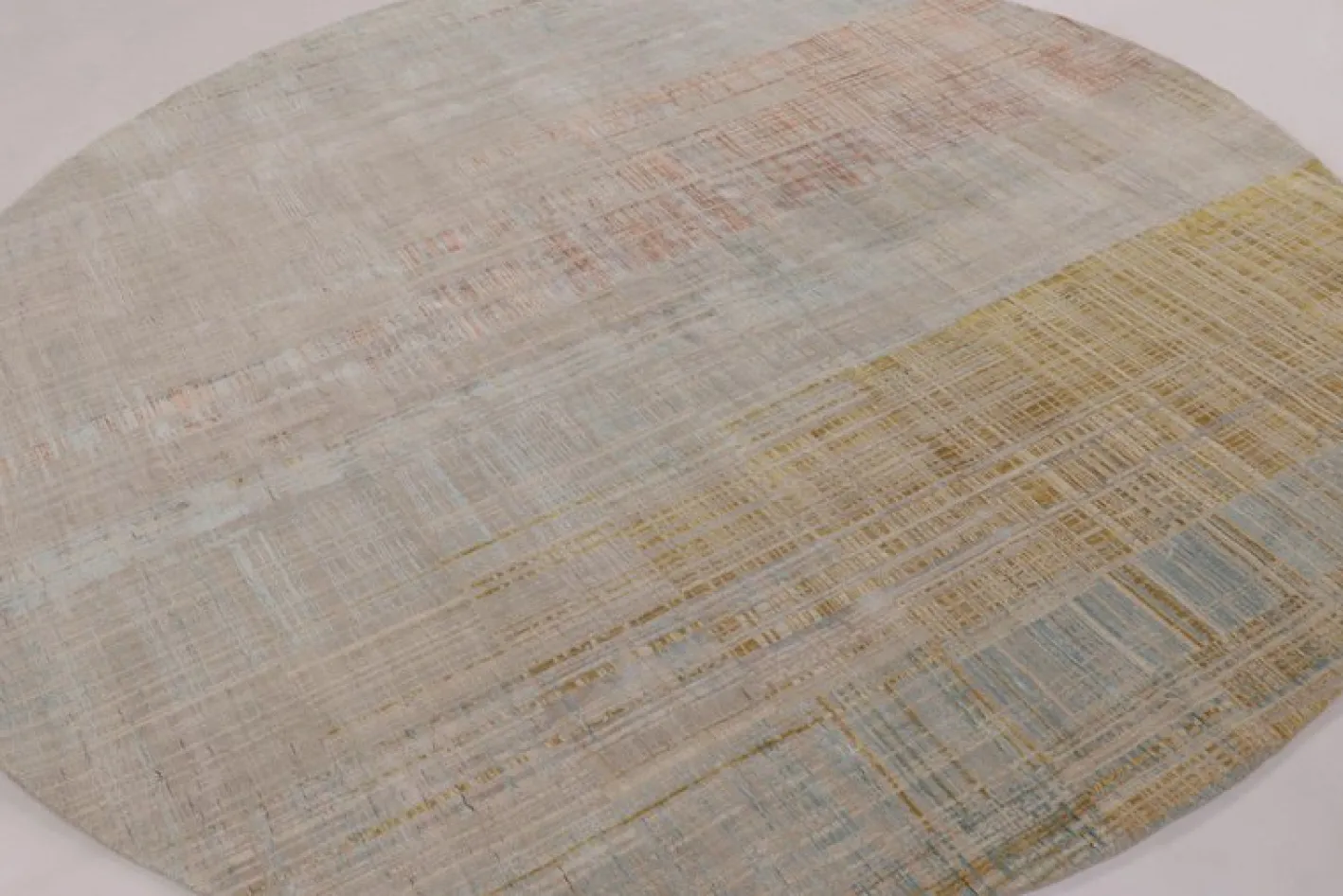 Circle Teppich mit mehrfarbigem abstraktem Muster von Rug&Kilim