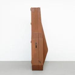 Contemporary Minimalist Inri Kontrabass Skulptur von Sandro, 2017