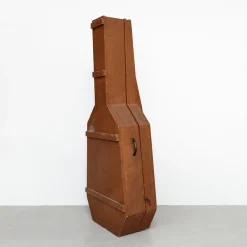 Contemporary Minimalist Inri Kontrabass Skulptur von Sandro, 2017