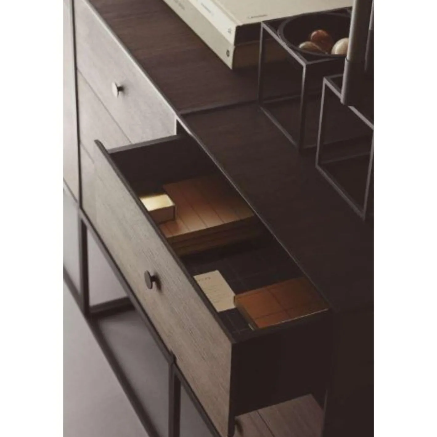 42 Dark Grey Frame View Box von Lassen