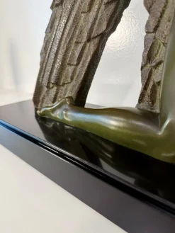 Demètre H. Chiparus, Art Deco Skulptur einer Frau mit Stoffbezug, 1928, Bronze auf Marmorsockel