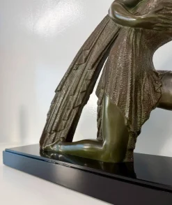 Demètre H. Chiparus, Art Deco Skulptur einer Frau mit Stoffbezug, 1928, Bronze auf Marmorsockel