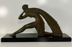 Demètre H. Chiparus, Art Deco Skulptur einer Frau mit Stoffbezug, 1928, Bronze auf Marmorsockel