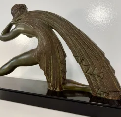 Demètre H. Chiparus, Art Deco Skulptur einer Frau mit Stoffbezug, 1928, Bronze auf Marmorsockel