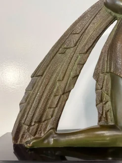 Demètre H. Chiparus, Art Deco Skulptur einer Frau mit Stoffbezug, 1928, Bronze auf Marmorsockel