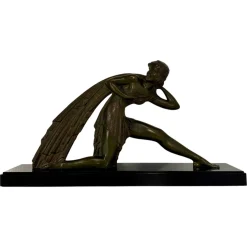 Demètre H. Chiparus, Art Deco Skulptur einer Frau mit Stoffbezug, 1928, Bronze auf Marmorsockel