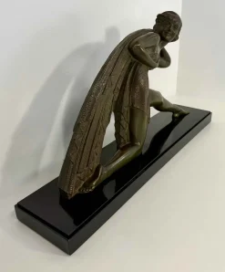 Demètre H. Chiparus, Art Deco Skulptur einer Frau mit Stoffbezug, 1928, Bronze auf Marmorsockel