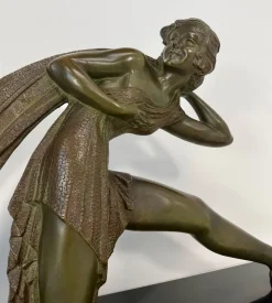 Demètre H. Chiparus, Art Deco Skulptur einer Frau mit Stoffbezug, 1928, Bronze auf Marmorsockel