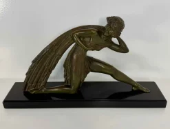 Demètre H. Chiparus, Art Deco Skulptur einer Frau mit Stoffbezug, 1928, Bronze auf Marmorsockel
