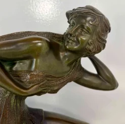Demètre H. Chiparus, Art Deco Skulptur einer Frau mit Stoffbezug, 1928, Bronze auf Marmorsockel