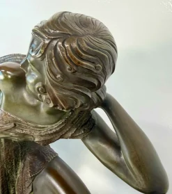 Demètre H. Chiparus, Art Deco Skulptur einer Frau mit Stoffbezug, 1928, Bronze auf Marmorsockel