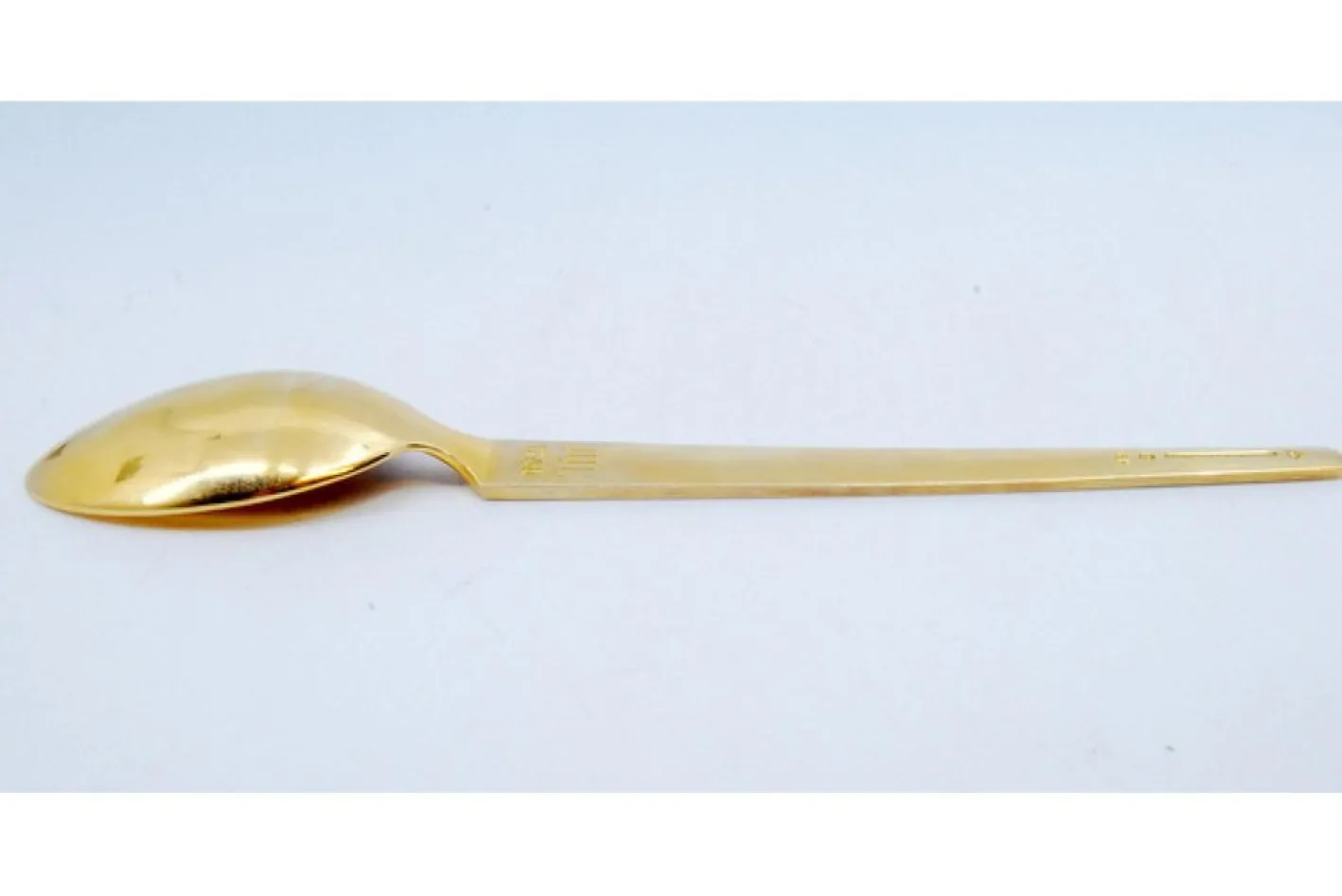Dessertlöffel aus vergoldetem Silber mit Emaille-Weihnachtsmotiven