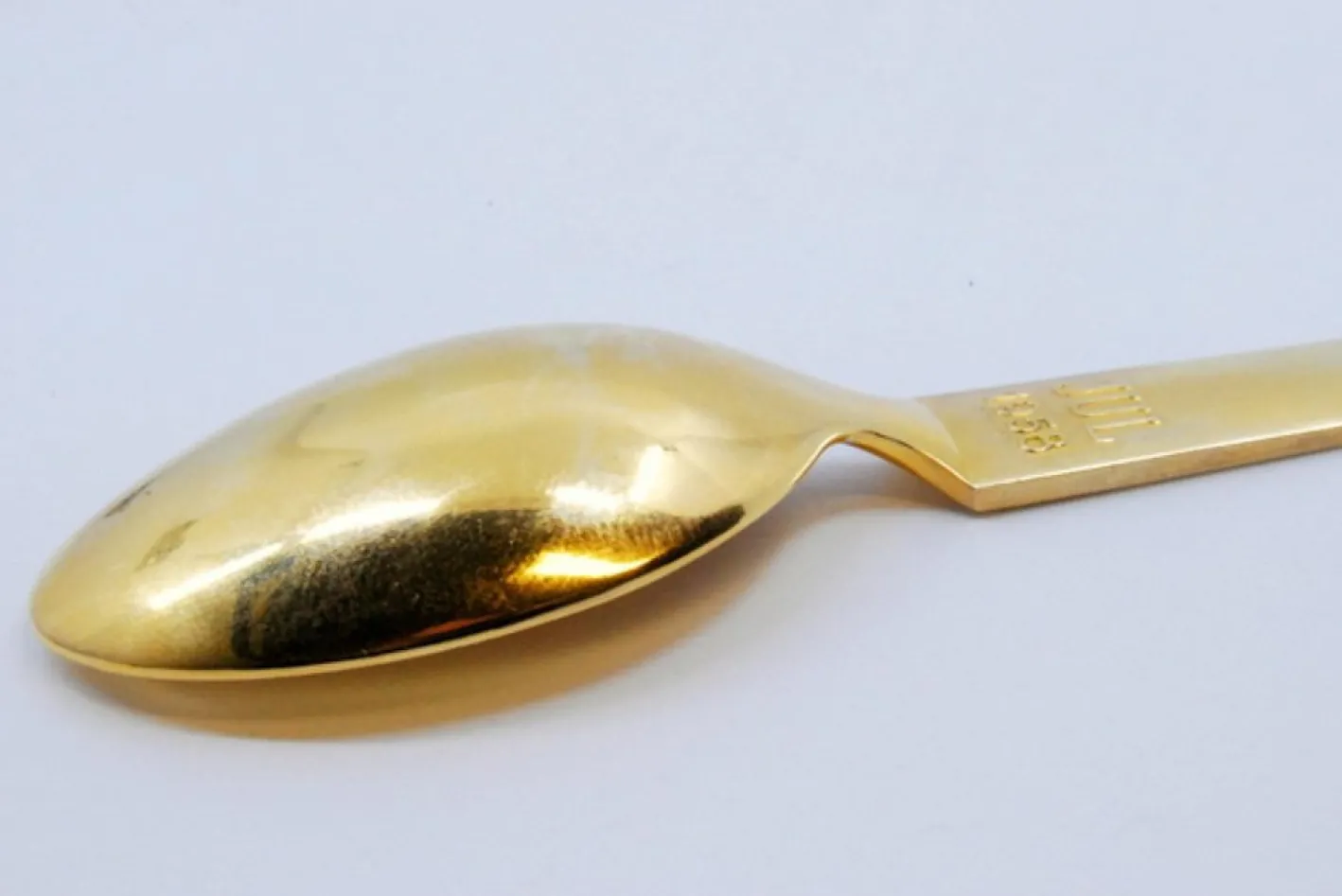 Dessertlöffel aus vergoldetem Silber mit Emaille-Weihnachtsmotiven