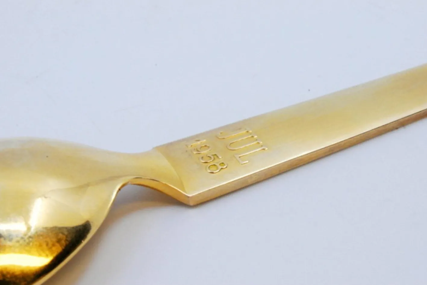 Dessertlöffel aus vergoldetem Silber mit Emaille-Weihnachtsmotiven
