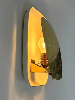 Deutsche Mid-Century Wandleuchte aus perforiertem Messing, 1960er