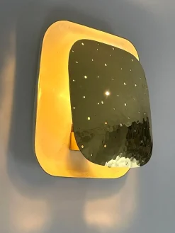 Deutsche Mid-Century Wandleuchte aus perforiertem Messing, 1960er
