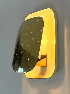 Deutsche Mid-Century Wandleuchte aus perforiertem Messing, 1960er