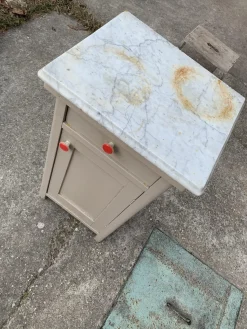 Deutscher Vintage Vintage Nachttisch oder Beistelltisch mit Marmorplatte