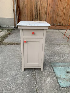 Deutscher Vintage Vintage Nachttisch oder Beistelltisch mit Marmorplatte