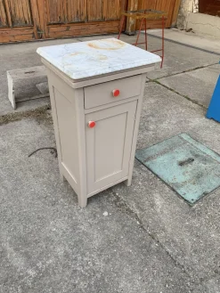 Deutscher Vintage Vintage Nachttisch oder Beistelltisch mit Marmorplatte