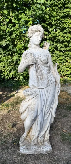 Diana the Huntress Skulptur aus rekonstruiertem Stein, 1950