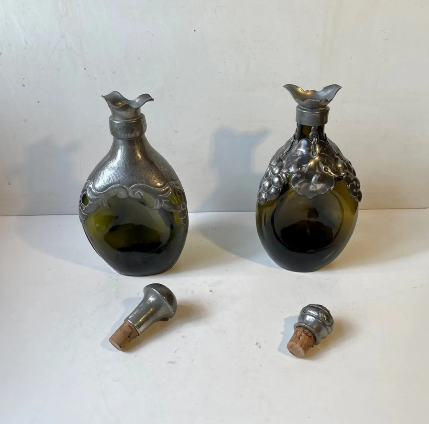 Dänische Karaffen aus Grünem Glas & Zinn, 1910er, 2er Set