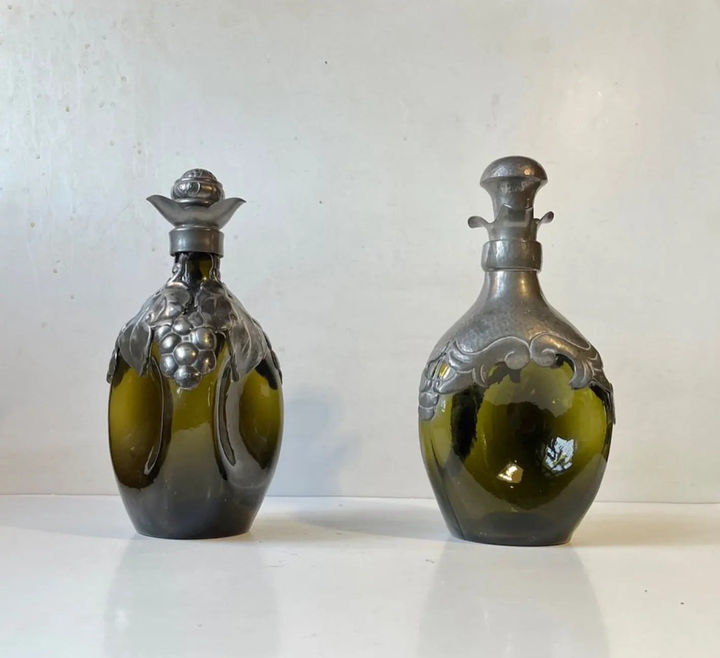 Dänische Karaffen aus Grünem Glas & Zinn, 1910er, 2er Set
