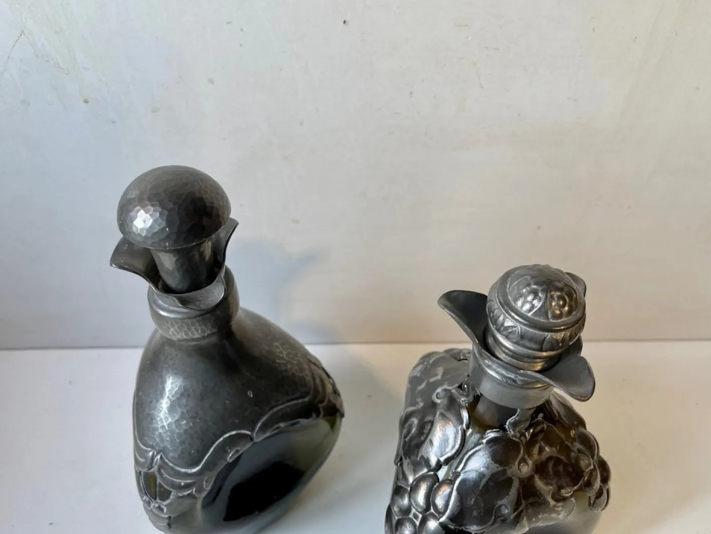 Dänische Karaffen aus Grünem Glas & Zinn, 1910er, 2er Set