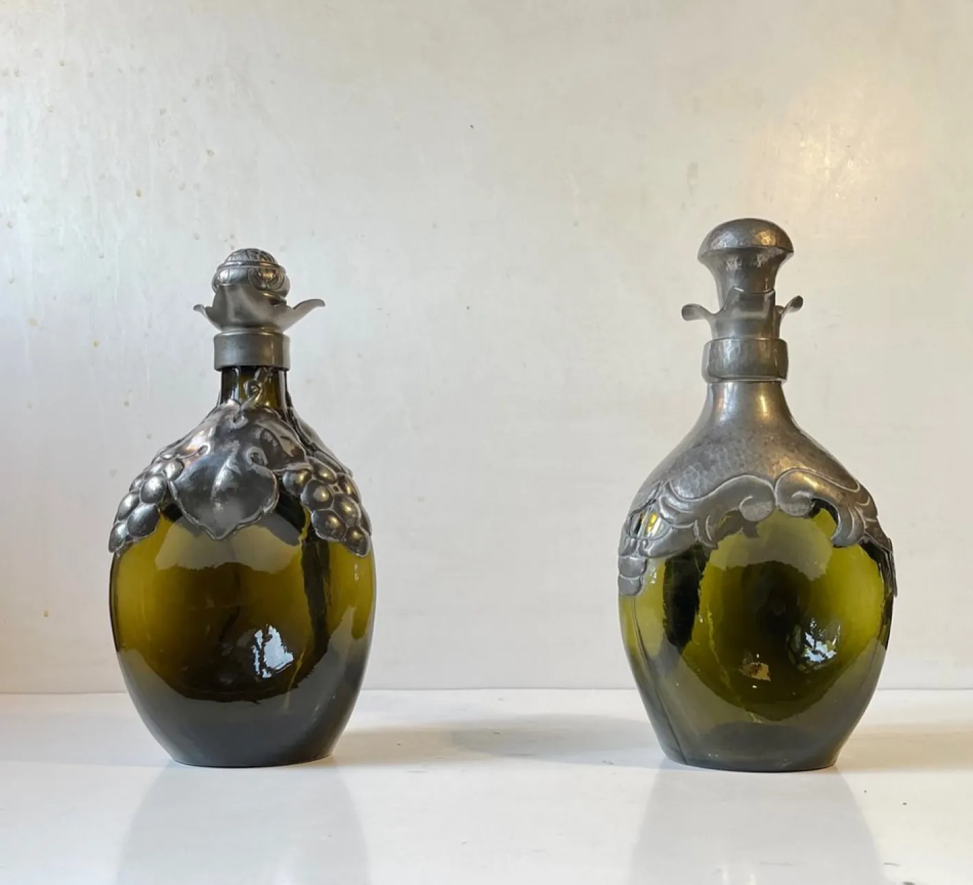 Dänische Karaffen aus Grünem Glas & Zinn, 1910er, 2er Set