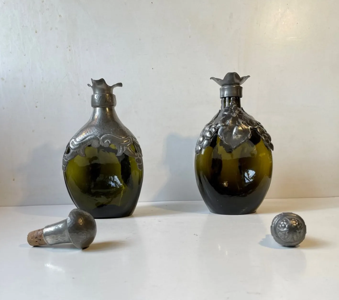 Dänische Karaffen aus Grünem Glas & Zinn, 1910er, 2er Set