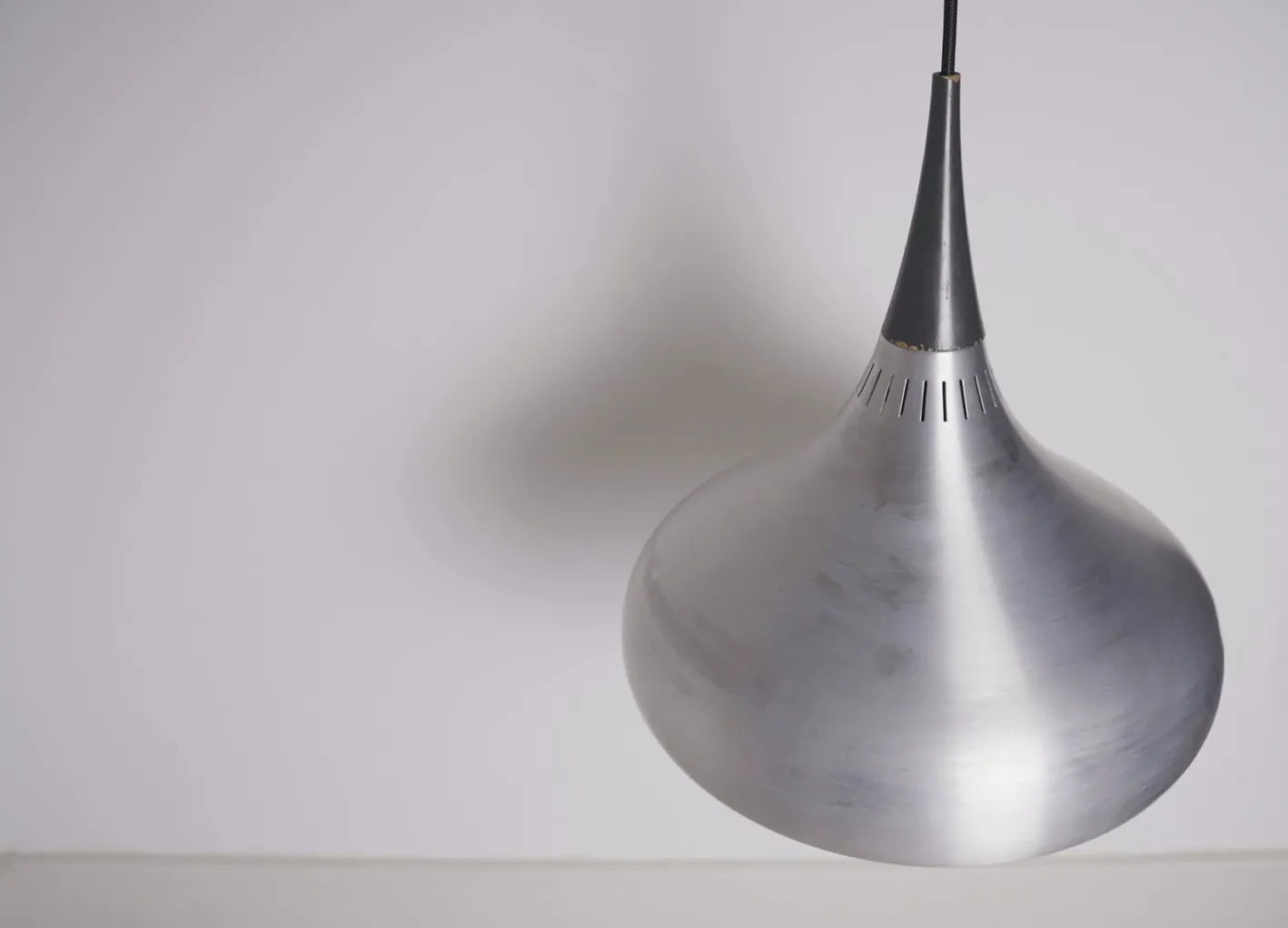 Dänische Mid-Century Aluminium Hängelampe von Jo Hammerborg für Fog & Mørup, 1960er