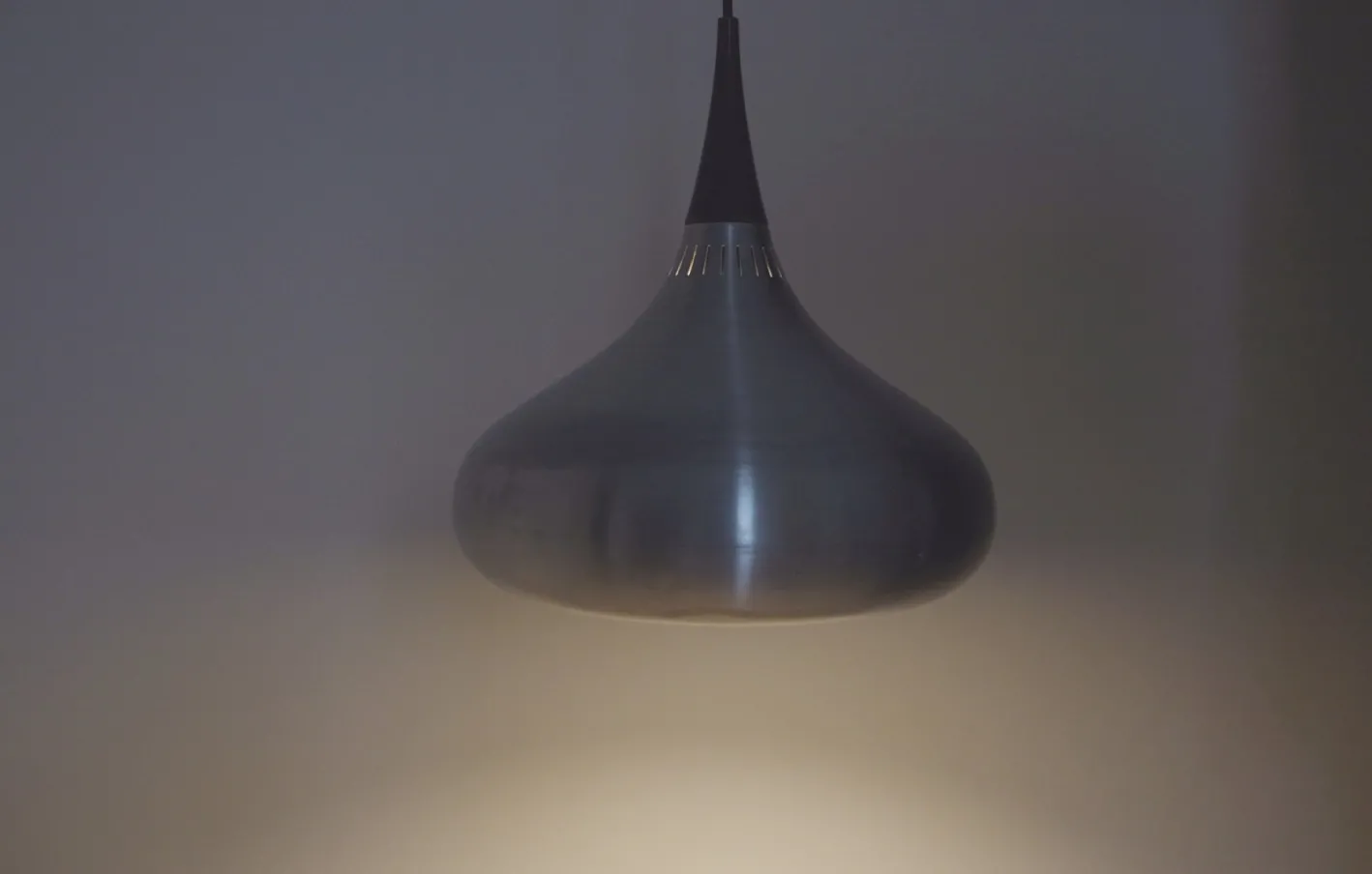 Dänische Mid-Century Aluminium Hängelampe von Jo Hammerborg für Fog & Mørup, 1960er