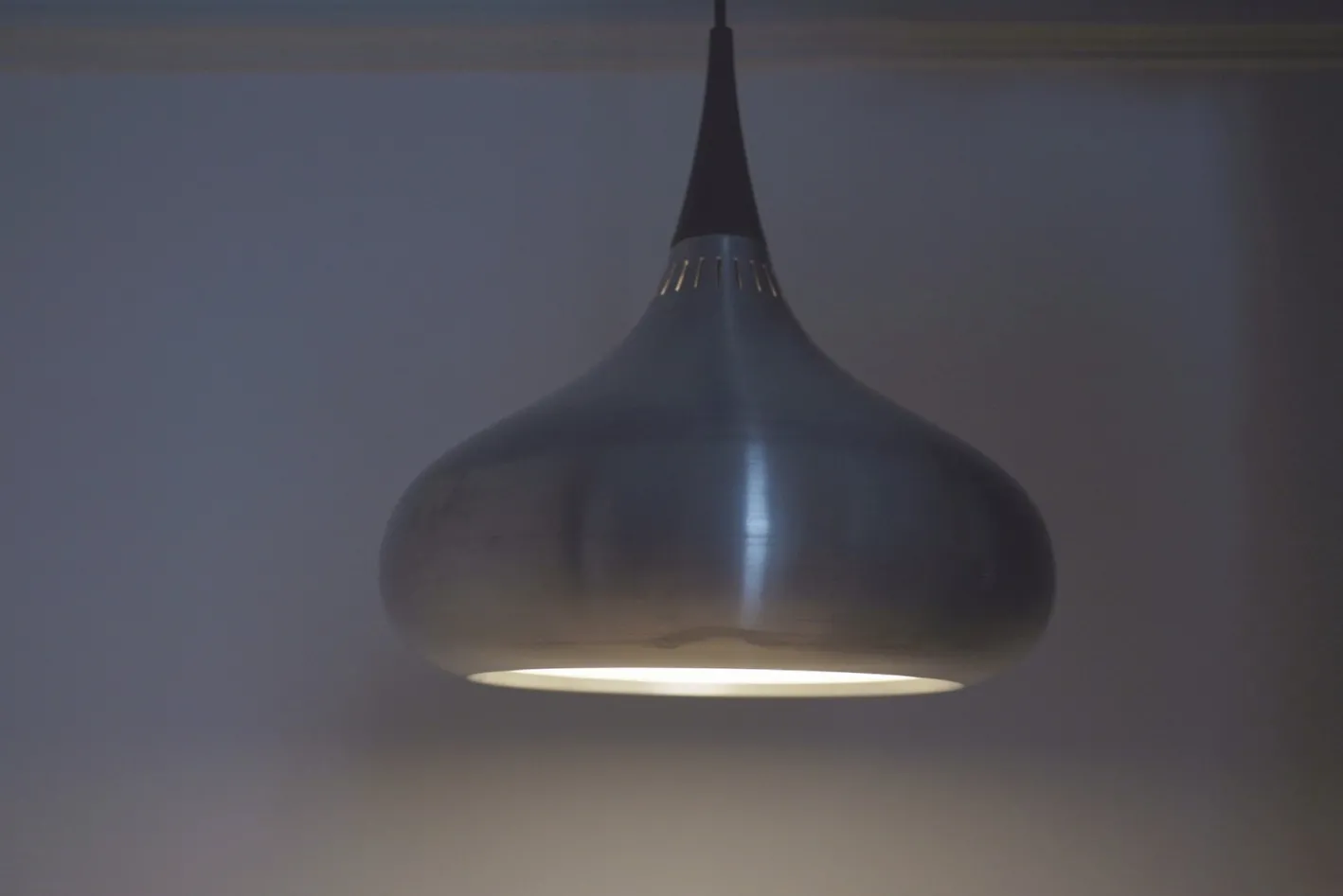 Dänische Mid-Century Aluminium Hängelampe von Jo Hammerborg für Fog & Mørup, 1960er