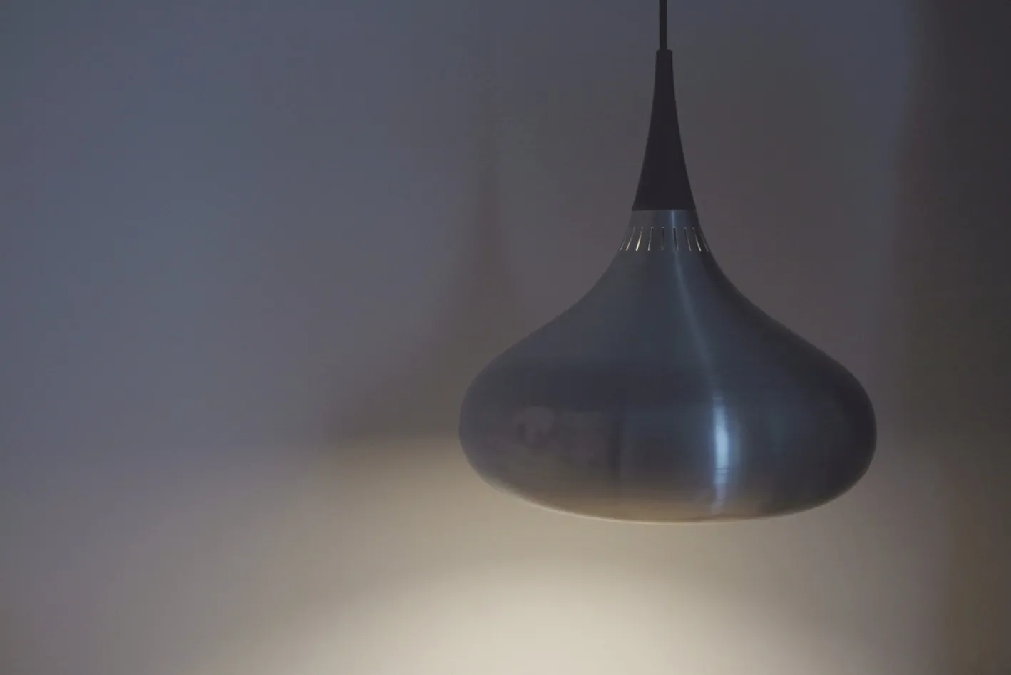 Dänische Mid-Century Aluminium Hängelampe von Jo Hammerborg für Fog & Mørup, 1960er