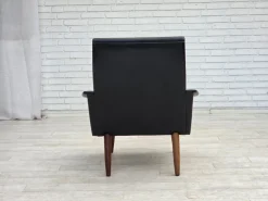 Dänischer Armlehnstuhl aus Schwarzem Kunstleder und Teakholz Beinen, 1970er