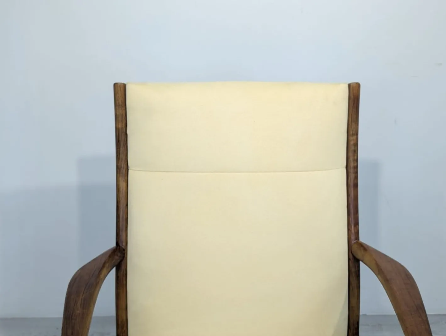 Dänischer Mid-Century Armlehnstuhl aus Holz im modernen Stil, 1960er